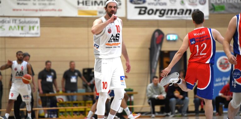 Im Playoff-Finale der 1. Basketball Regionalliga West am 20. Mai 2022 in der Gesamtschulhalle Wulfen  gestikuliert Willi Köhler, Center beim BSV Wulfen.
