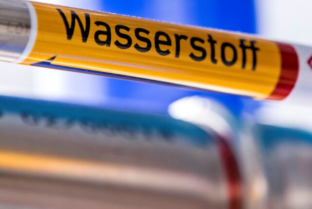 Wasserstoff steht auf einer Rohrleitung in einer Brennstoffzelle eines Wasserstoff-Kraftwerks.)