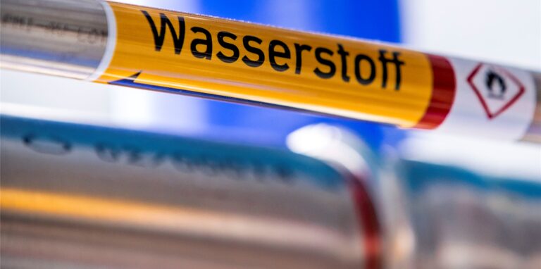 Wasserstoff steht auf einer Rohrleitung in einer Brennstoffzelle eines Wasserstoff-Kraftwerks.)