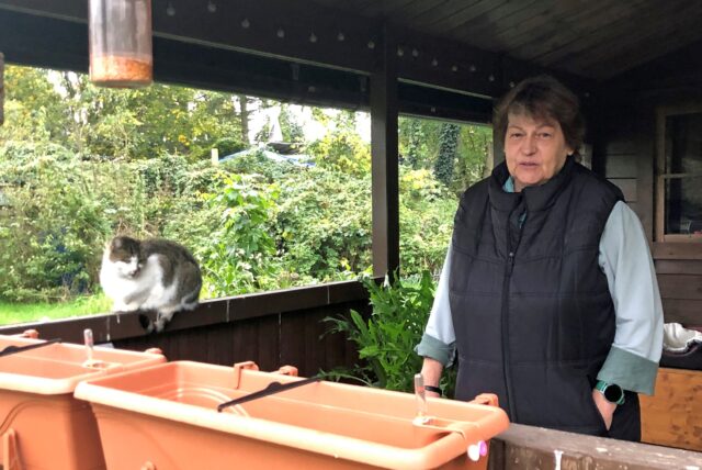Anja Heumann steht in ihrer Gartenlaube.