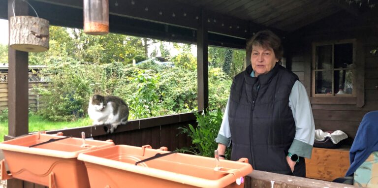 Anja Heumann steht in ihrer Gartenlaube.