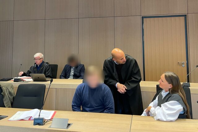 Die beiden Angeklagten und ihre Verteidiger kurz vor Prozessbeginn am Bochumer Landgericht. Ganz rechts vorne sitzt eine Dolmetscherin.