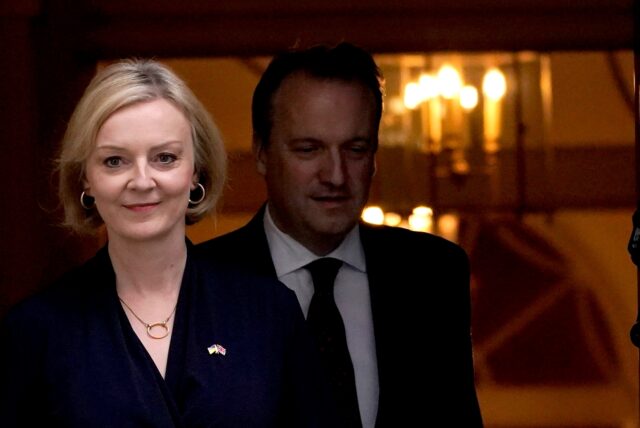 Liz Truss, Premierministerin von Großbritannien, und ihr Ehemann Hugh O’Leary verlassen die 10 Downing Street.
