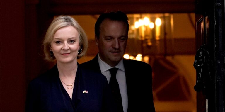 Liz Truss, Premierministerin von Großbritannien, und ihr Ehemann Hugh O’Leary verlassen die 10 Downing Street.