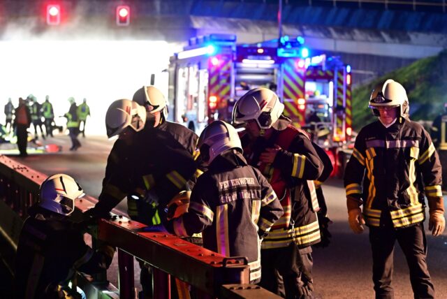 Einsatzkräfte der Feuerwehr Herten beginnen vor dem Tunneleingang mit der Notöffnung der Mittel-Leitplanke.