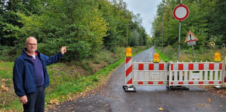 Wilhelm Rehr steht an der Holthäuser Straße in Oer-Erkenschwick vor einer Baustelle.