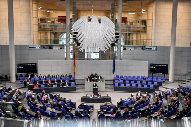 Die Abgeordneten tagen im Bundestag. Thema der Debatte ist das Stabilisierungsfondsgesetz.