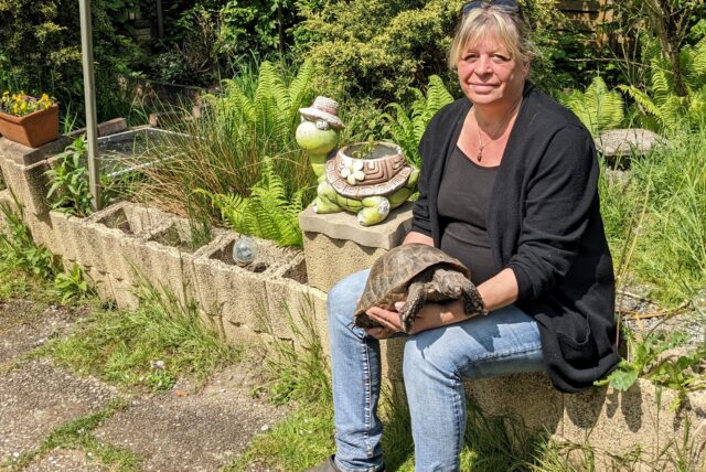Barbara Klobusch sucht immer noch ein neues Zuhause für sich und ihre Schildkröten.