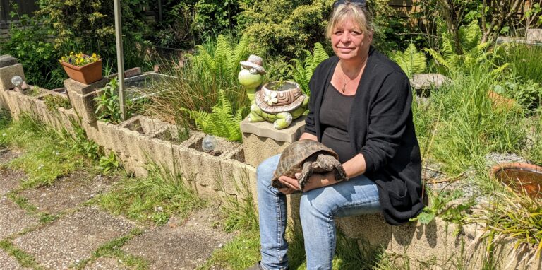 Barbara Klobusch sucht immer noch ein neues Zuhause für sich und ihre Schildkröten.