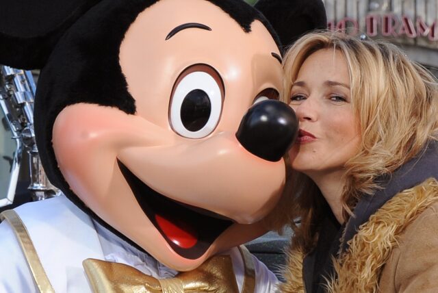 Micky Maus und Schauspielerin Tina Ruland im Disneyland Resort Paris