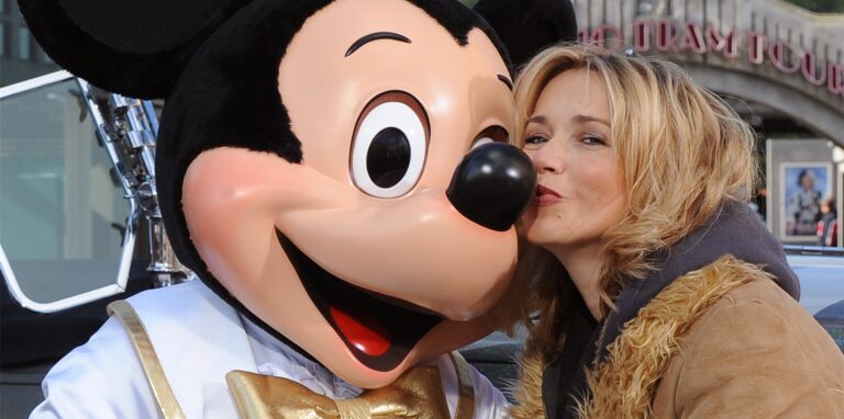 Micky Maus und Schauspielerin Tina Ruland im Disneyland Resort Paris