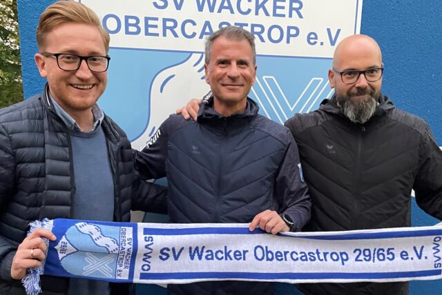 Wacker-Vorsitzender Martin Janicki (l.), Trainer Toni Molina und der Sportliche Leiter Steffen Golob (r.)