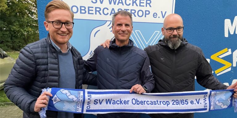 Wacker-Vorsitzender Martin Janicki (l.), Trainer Toni Molina und der Sportliche Leiter Steffen Golob (r.)