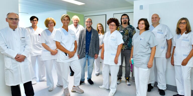 Dr. Uwe Knierim (1.v.l.) und Chefarzt Prof. Dr. Udo Bonnet (5.v.l.) mit dem Team der Station für Psychosomatik.