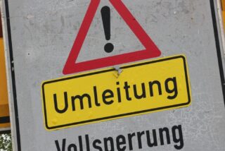 Ein Verkehrsschild, das eine Umleitung ankündigt