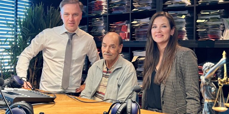 Zwei Männer und eine Frau stehen in einem Studio