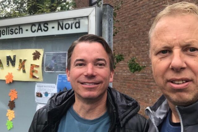 Pfarrer Dominik Kemper (l.) und Hausmeister Frank Ulrich schauen auf der Baustelle in der Erlöserkirche nach dem Rechten.