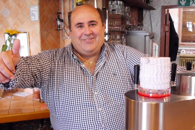 Wirt Kostas Axiamis steht hinter der Theke seiner Kneipe Gambrinus in Marl-Hüls.