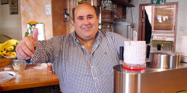 Wirt Kostas Axiamis steht hinter der Theke seiner Kneipe Gambrinus in Marl-Hüls.