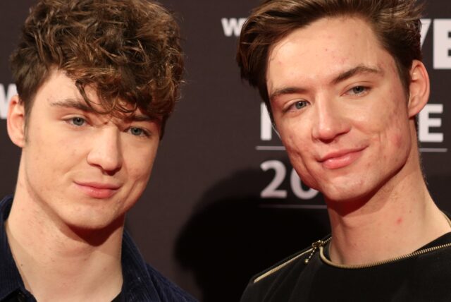 „Die Lochis“ Heiko und Roman Lochmann lächeln in die Kamera.