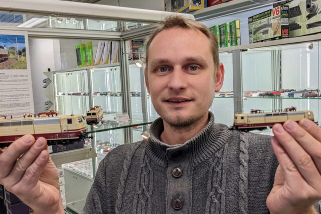 Jan Striewe zeigt Eisenbahnmodelle.