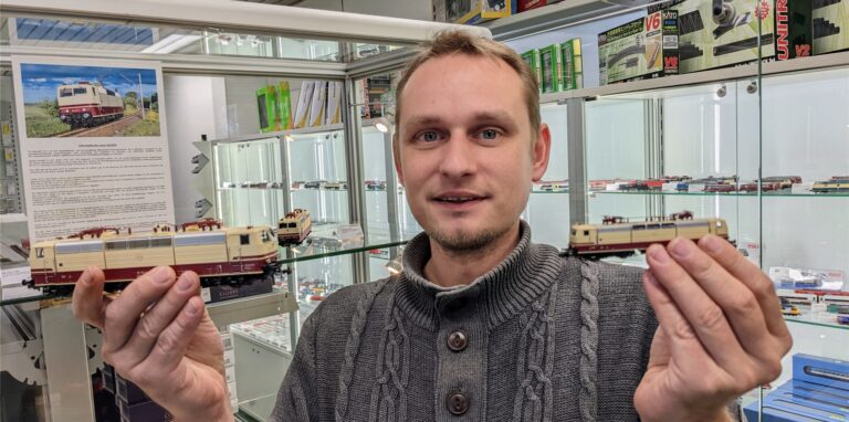 Jan Striewe zeigt Eisenbahnmodelle.