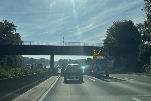 Von dieser Brücke sind wieder schwere Gegenstände auf die A45 geworfen worden.