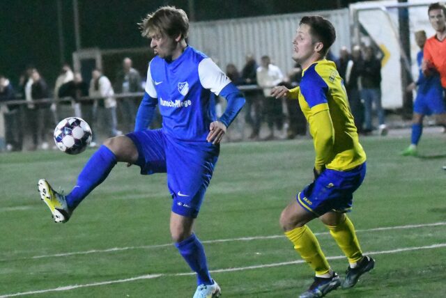 Lieferten sich ein hitziges Derby: der FC Frohlinde, hier mir Christian Wazian (l) und die Spvg Schwerin (r/Maik Bothe).