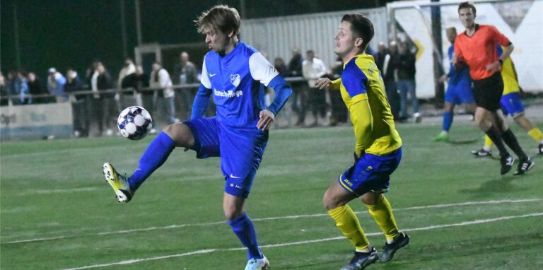 Lieferten sich ein hitziges Derby: der FC Frohlinde, hier mir Christian Wazian (l) und die Spvg Schwerin (r/Maik Bothe).