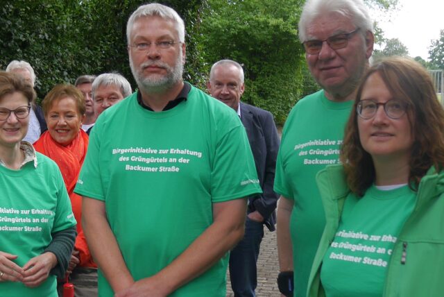 Mitglieder der Bürgerinitiative um (v.r.) Sabine Kiepert, Peter Kalinski, Thomas Hamacher und Claudia Bischoff beim ersten Treffen im Juli 2022.