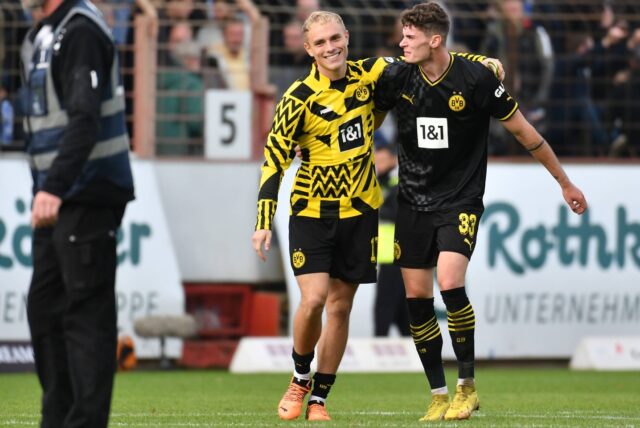 Timo Bornemann und Moritz Broschinski bejubeln den Sieg der BVB-U23 in Meppen.