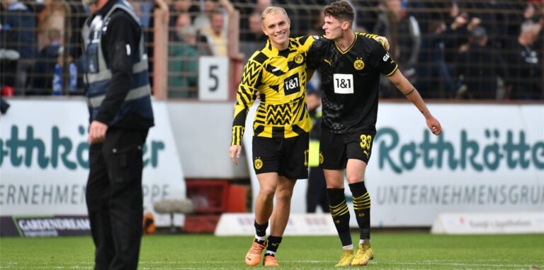 Timo Bornemann und Moritz Broschinski bejubeln den Sieg der BVB-U23 in Meppen.