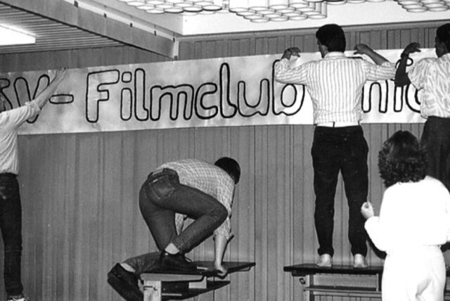 Gymnasiasten vom Filmclub am THG Waltrop bereiten ihre Filmvorführungen vor.