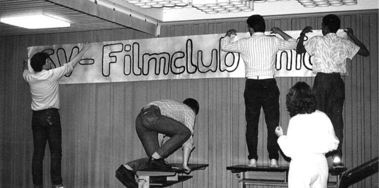 Gymnasiasten vom Filmclub am THG Waltrop bereiten ihre Filmvorführungen vor.