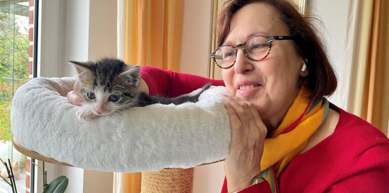 Marlene Steltner-Lange streichelt ein Katzen-Baby.