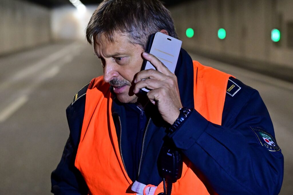 Der stellvertretende Leiter der Berufsfeuerwehr Herten, Michael Zeiser, wählt selbst den Notruf und startet so die Übung. Der stellvertretende Leiter der Berufsfeuerwehr Herten, Michael Zeiser, wählt selbst den Notruf und startet so die Übung.