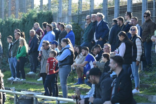 375 Zuschauer säumten den Rasenplatz in der Kampfbahn Habichthorst beim Derby gegen Arminia Ickern.