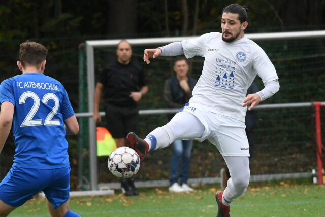 Vedat Öz (am Ball) und sein FC Castrop-Rauxel verloren das Bezirksliga-Topspiel gegen den FC Altenbochum mit 1:3.