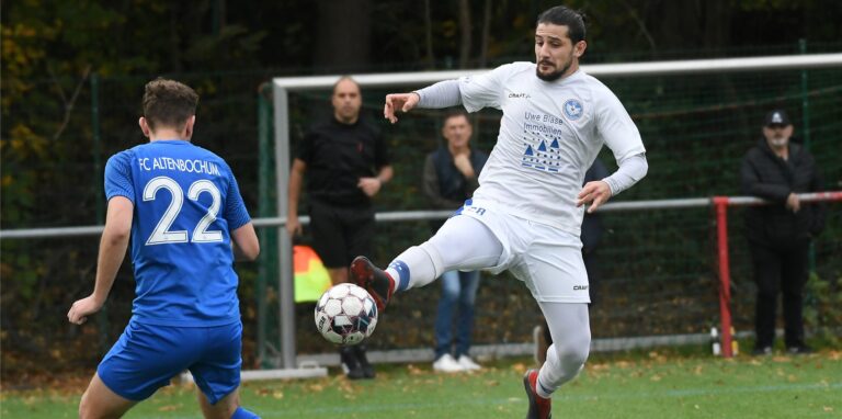 Vedat Öz (am Ball) und sein FC Castrop-Rauxel verloren das Bezirksliga-Topspiel gegen den FC Altenbochum mit 1:3.
