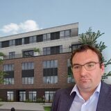 Investor Patrick Böing und das von ihm geplante Wohn- und Geschäftshaus an der Ludwigstraße in Oer-Erkenschwick.