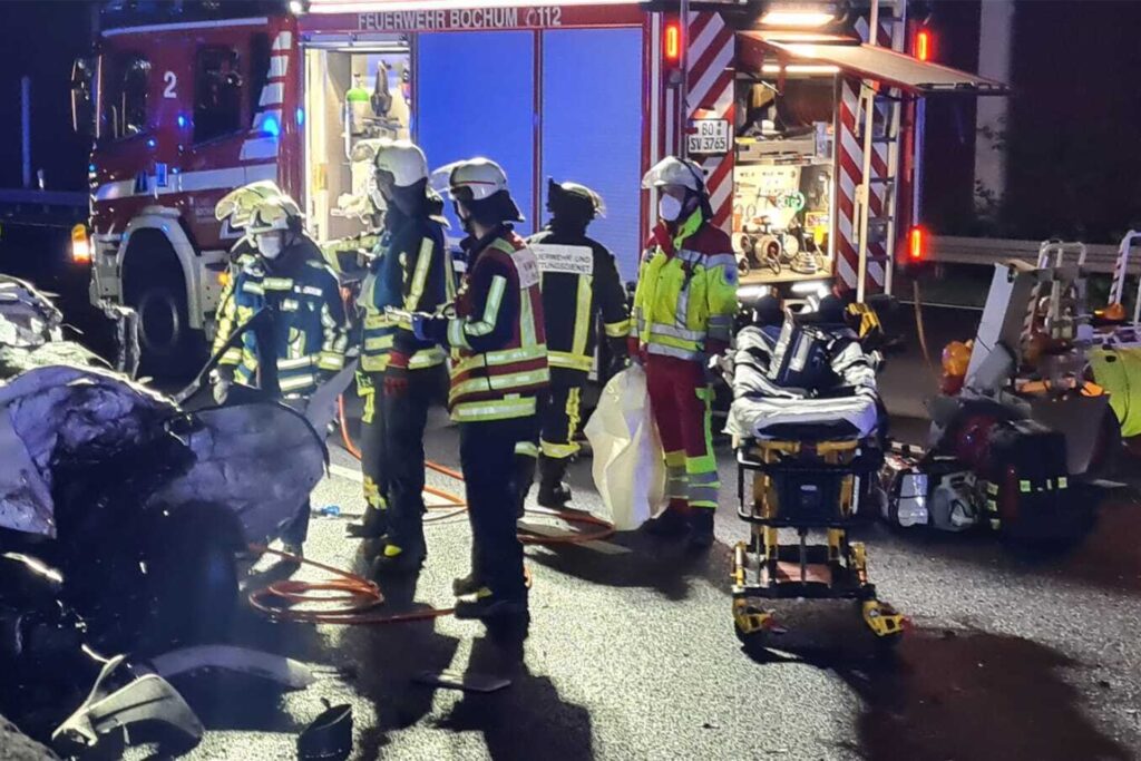Rettungskräfte stehen auf der A40.