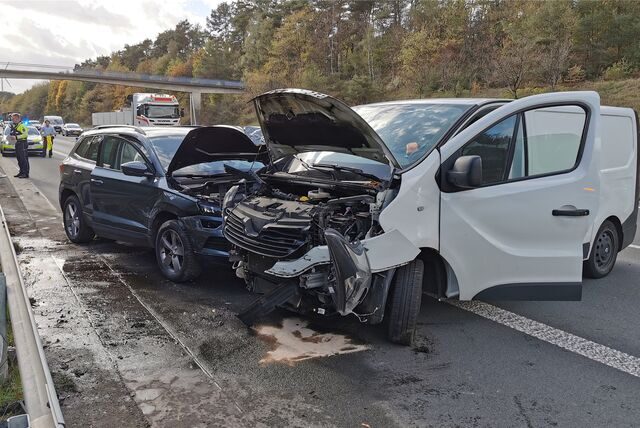 Zwei beschädigte Fahrzeuge auf der A 31