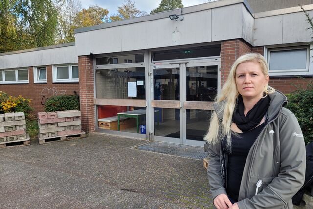 Die Ordnungsdezernentin der Stadt Oer-Erkenschwick, Barbara Sosna, steht vor der Westerbachtunrhalle.