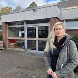 Die Ordnungsdezernentin der Stadt Oer-Erkenschwick, Barbara Sosna, steht vor der Westerbachtunrhalle.