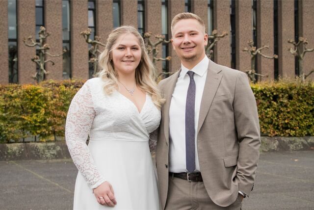 Hochzeitspaar Pia und Sören Rollnik vor dem Castrop-Rauxeler Rathaus
