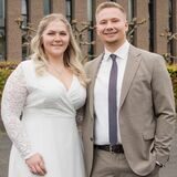 Hochzeitspaar Pia und Sören Rollnik vor dem Castrop-Rauxeler Rathaus