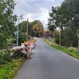 Auf dem Westfeldweg in Oer-Erkenschwick sind Baugruben mit Warnbaken eingezäunt.