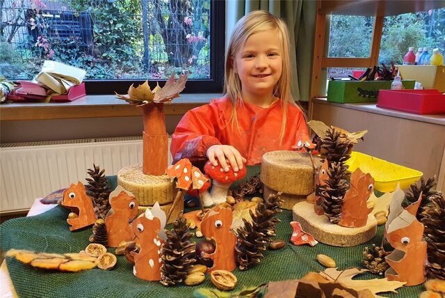 Eine ganze Herde aus gebastelten Eichhörnchen „betreut“ Josefine im DRK-Kindergarten „In der Kneife“ in Oer-Erkenschwick.