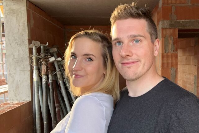 Der geplante Einzug bis Weihnachten klappt nicht mehr, da erst in diesen Tagen der Innenausbau beginnt. Dafür haben Lisa König und Chris Kremer. die Häuslebauer aus Dortmund, in den vergangenen Wochen einige Vorbereitungen getroffen – und jetzt für die Handwerker mit Kreide einige Markierungen gemacht.