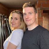Der geplante Einzug bis Weihnachten klappt nicht mehr, da erst in diesen Tagen der Innenausbau beginnt. Dafür haben Lisa König und Chris Kremer. die Häuslebauer aus Dortmund, in den vergangenen Wochen einige Vorbereitungen getroffen – und jetzt für die Handwerker mit Kreide einige Markierungen gemacht.